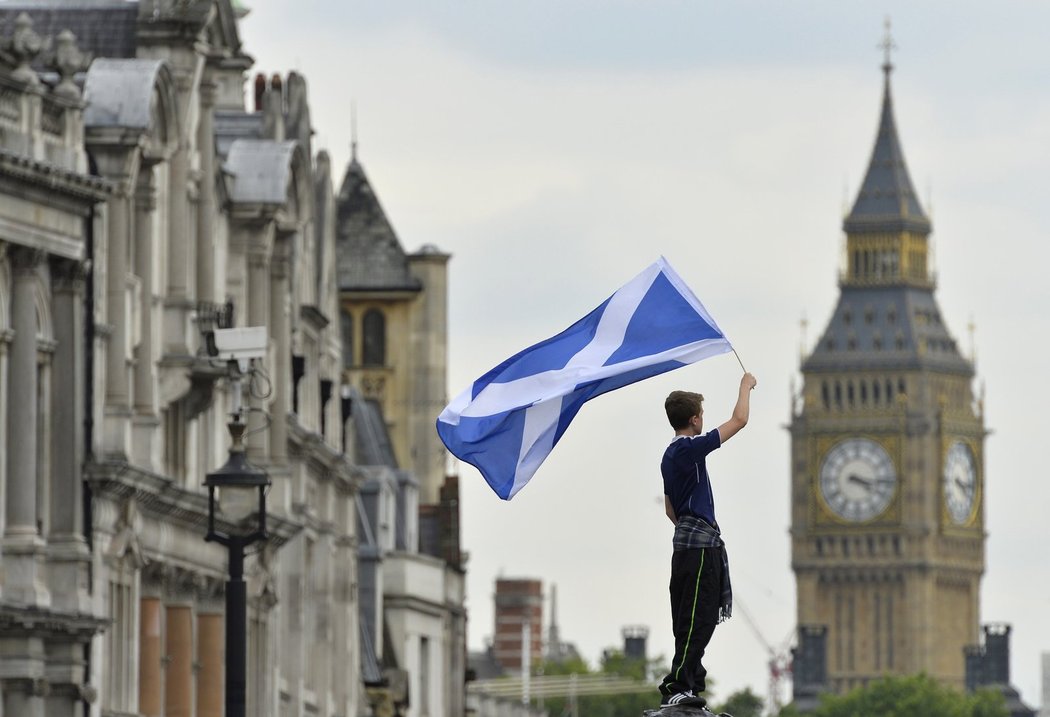 Skotská vlajka vlaje na pozadí Big Benu. Tak to vypadalo v centru Londýna před zápasem ve Wembley.
