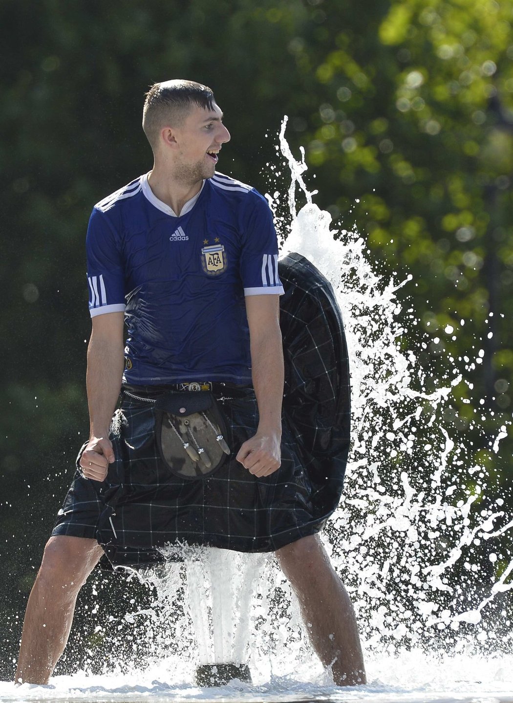 Skotský fanoušek se chladí v centru Londýna před středečním zápasem s fotbalisty Anglie. Centrum britské metropole zaplnili příznivci hostujícího týmu, kteří za sebou nechali hromady odpadků.