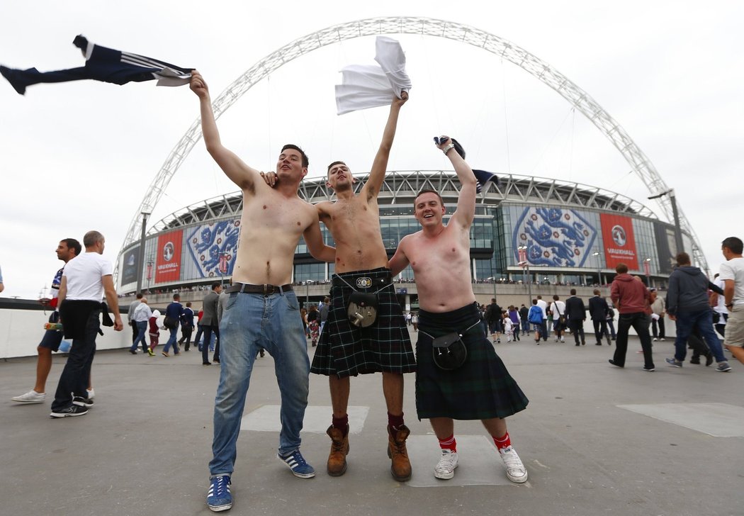 Fanoušci Skotska před stadionem ve Wembley věřili v lepší výsledek, než byla nakonec porážka 2:3.