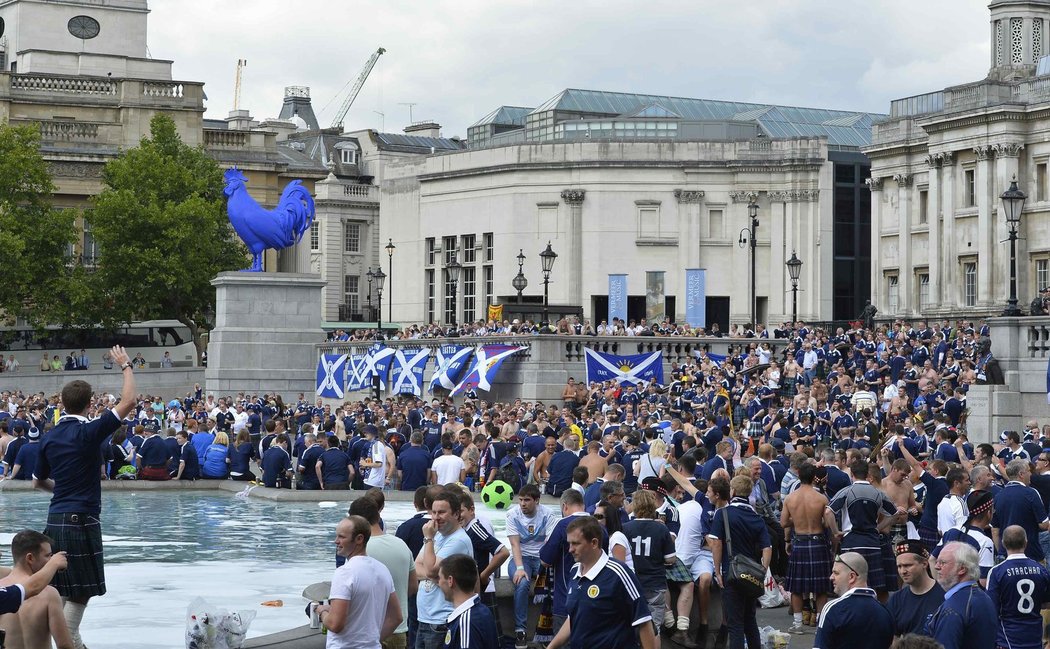 Skotské fanoušky nešlo v centru Londýna minout.