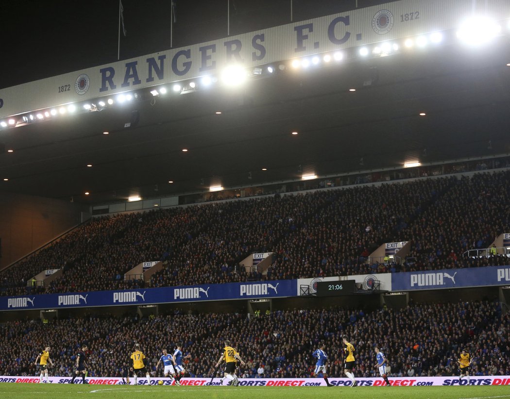 Zaplněný stadion Ibrox v Glasgow slavil postup Rangers zpátky mezi skotskou elitu