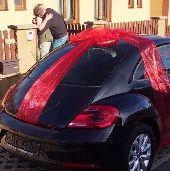 Před domem stálo nové auto. Tonda se ukázal jako velkorysí synáček.