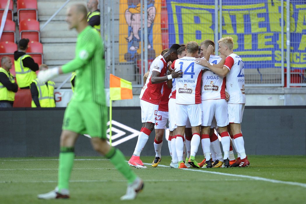 Radost fotbalistů Slavie po gólu proti BATE Borisov