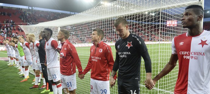 Děkovačka fotbalistů Slavie po vítězství nad Borisovem.