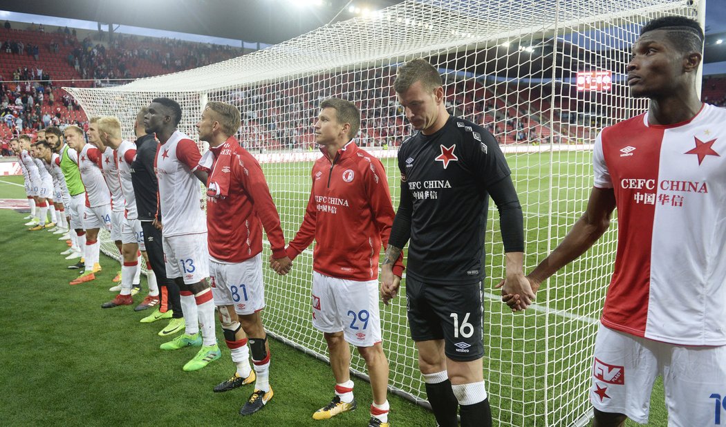 Děkovačka fotbalistů Slavie po vítězství nad Borisovem.