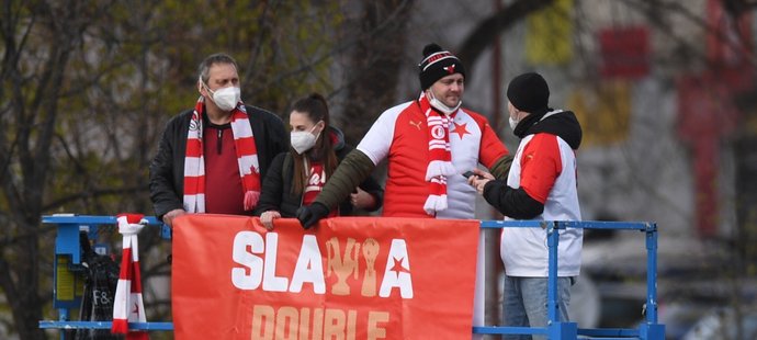 Fanoušci Slavie při zápase proti Bohemians