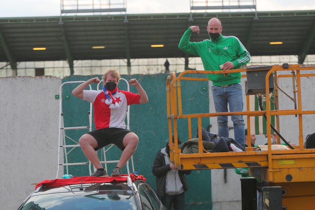 Fanoušci Slavie a Bohemians na plošině u stadionu před vršovickým derby