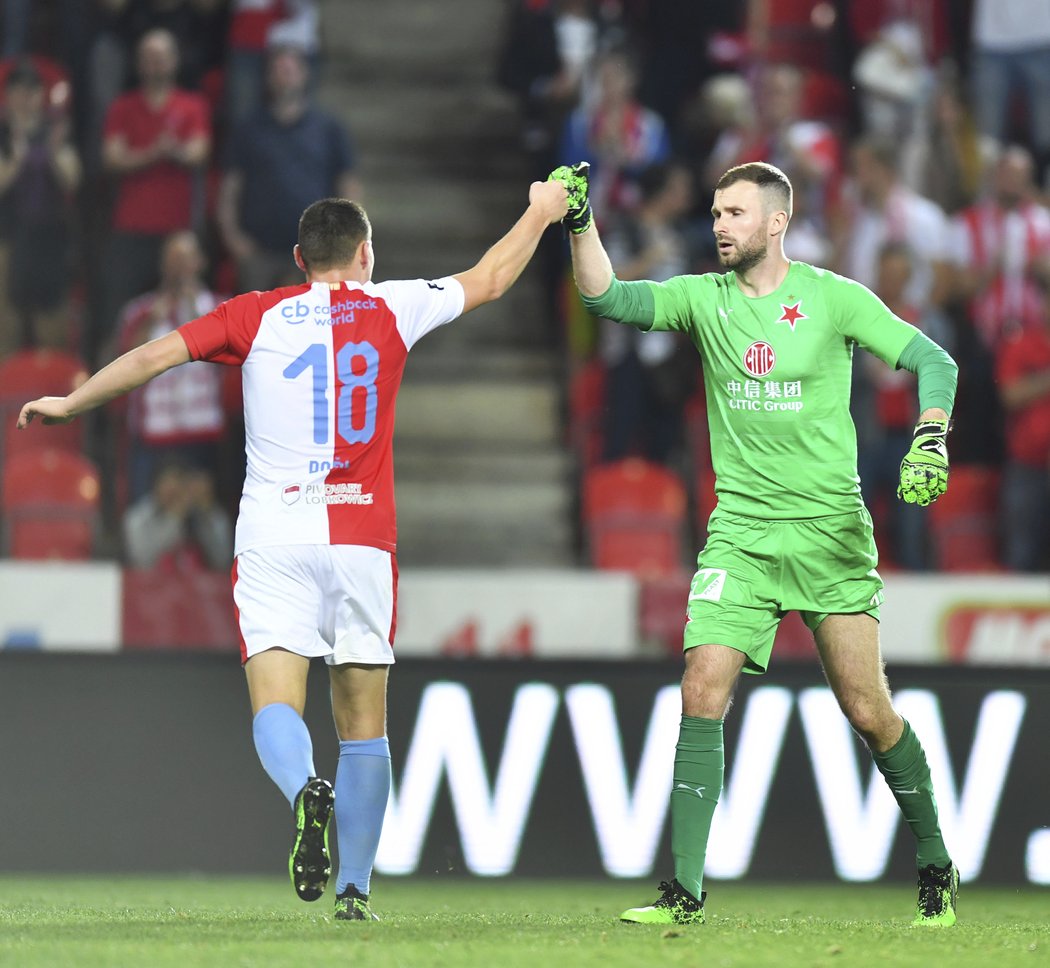 Slavia se raduje! Oslavné gesto Jana Bořila a Ondřeje Koláře.