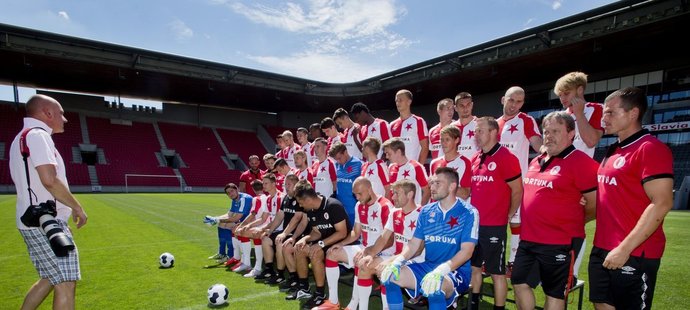 Fotbalisté Slavie během předsezonního focení na stadionu v Edenu