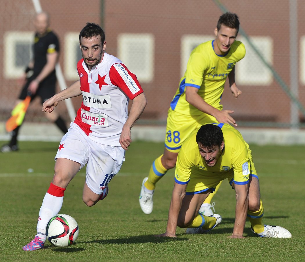 Záložník Slavie Damien Boudjemaa při vedení míče