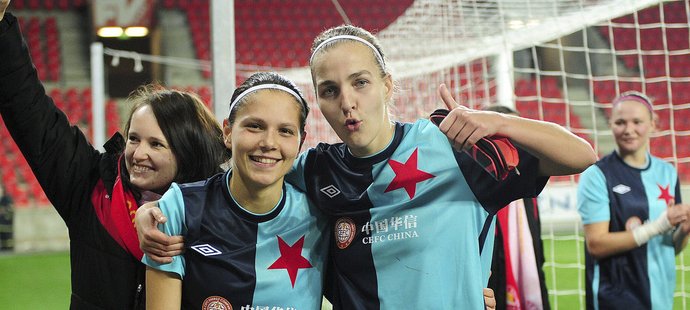 Diana Bartovičová a Tereza Kožárová po postupu do čtvrtfinále Ligy mistryň