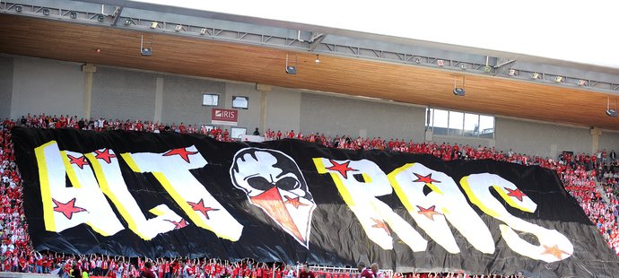 Tribunu Sever překryli při derby se Spartou na jaře 2009 fanoušci velkou plachtou s nápisem Ultras