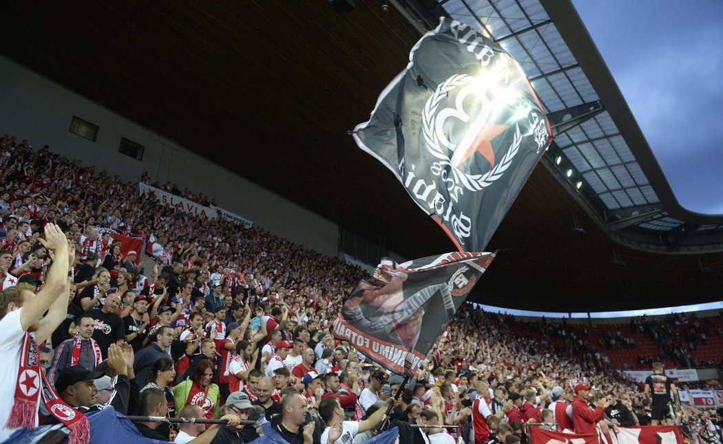 Zaplněná Tribuna Sever na stadionu Slavie