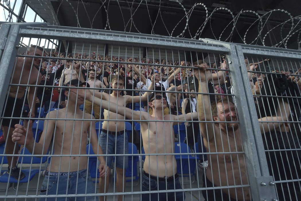 Fanoušci Slavie ve svém sektoru na stadionu v Ostravě