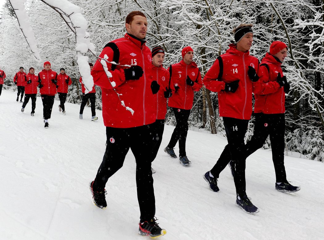 Marcel Gecov na zimním soustředění fotbalové Slavie vyklusává s ostatními spoluhráči
