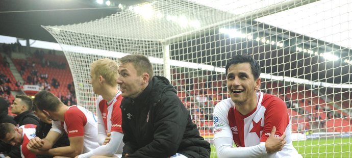 Fotbalisté Slavie při děkovačce po výhře nad Hradcem Králové