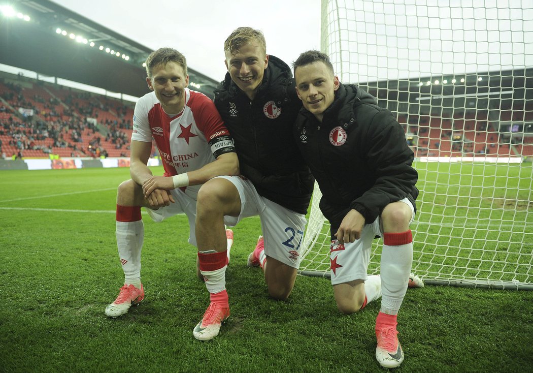 Děkovačka v Edenu. Za brankou se seřadili Milan Škoda, Antonín Barák a Jan Sýkora.