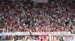 Transparent zmiňující Jaroslava Tvrdíka ukázali fanoušci Slavie na konci prvního poločasu