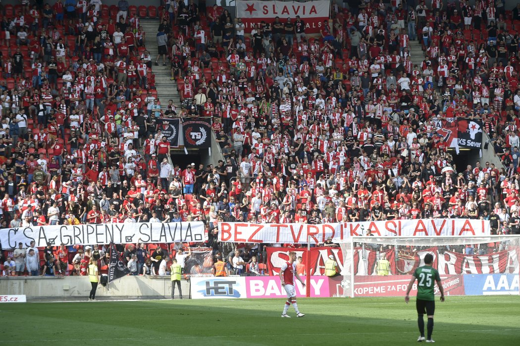 Transparent zmiňující Jaroslava Tvrdíka ukázali fanoušci Slavie na konci prvního poločasu