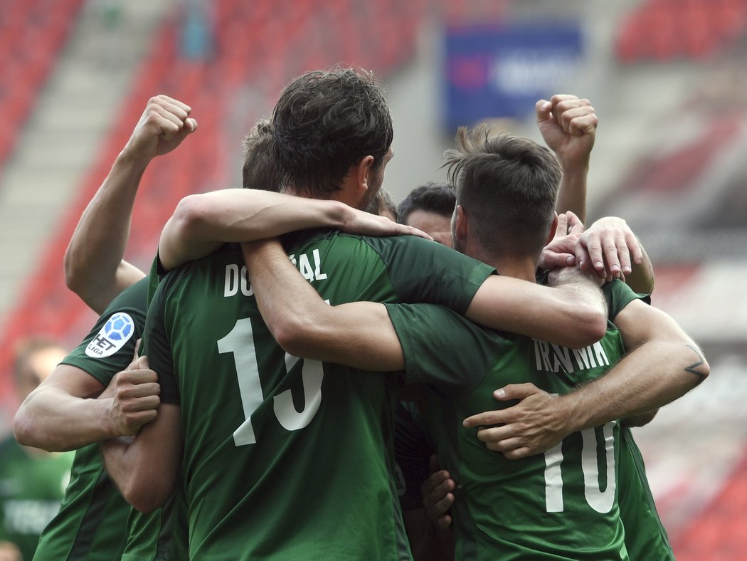 Fotbalisté Jablonce slaví jeden z gólů na stadionu Slavie