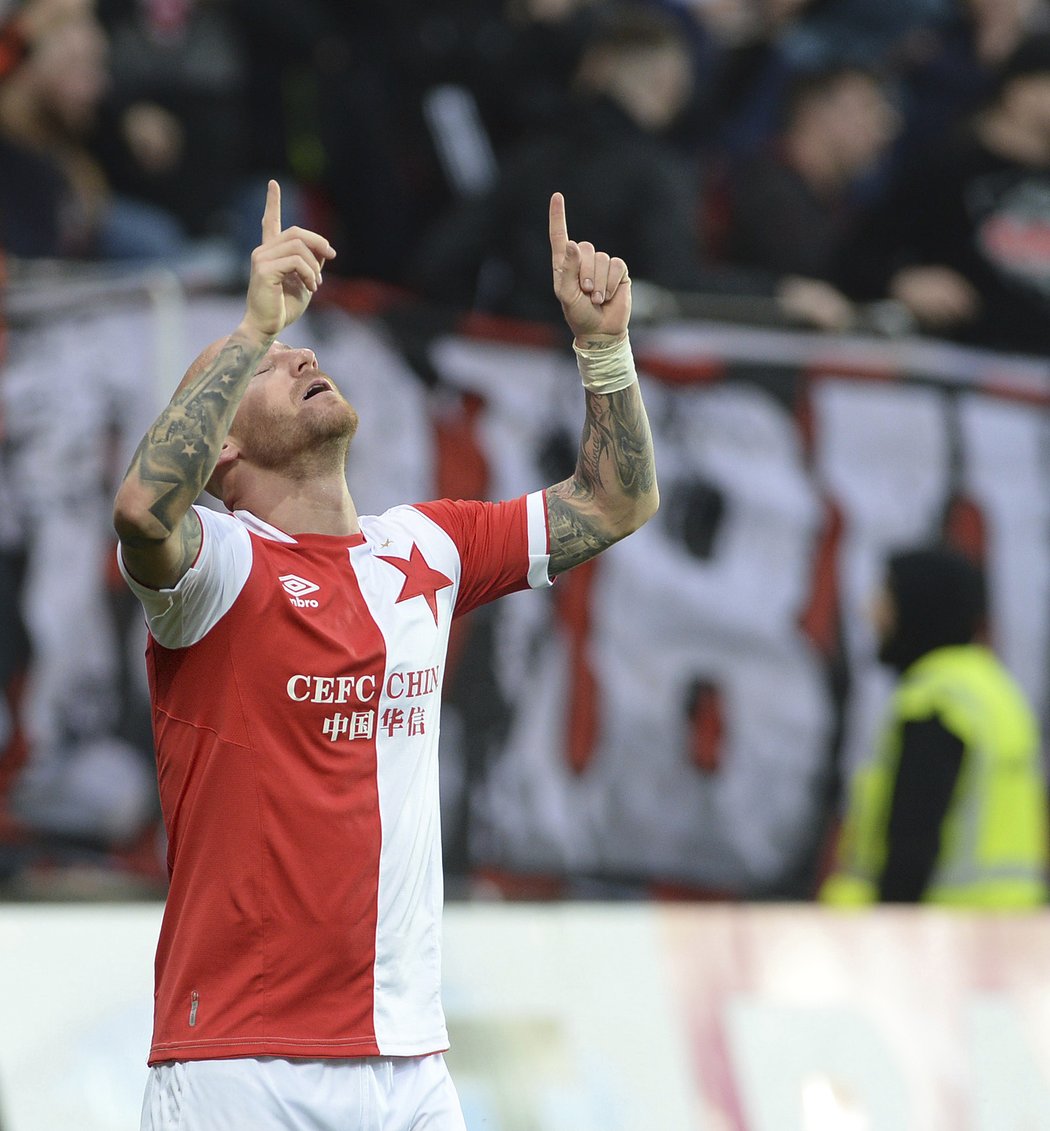 Záložník Slavie Miroslav Stoch oslavuje jeden ze svých gólů proti Karviné