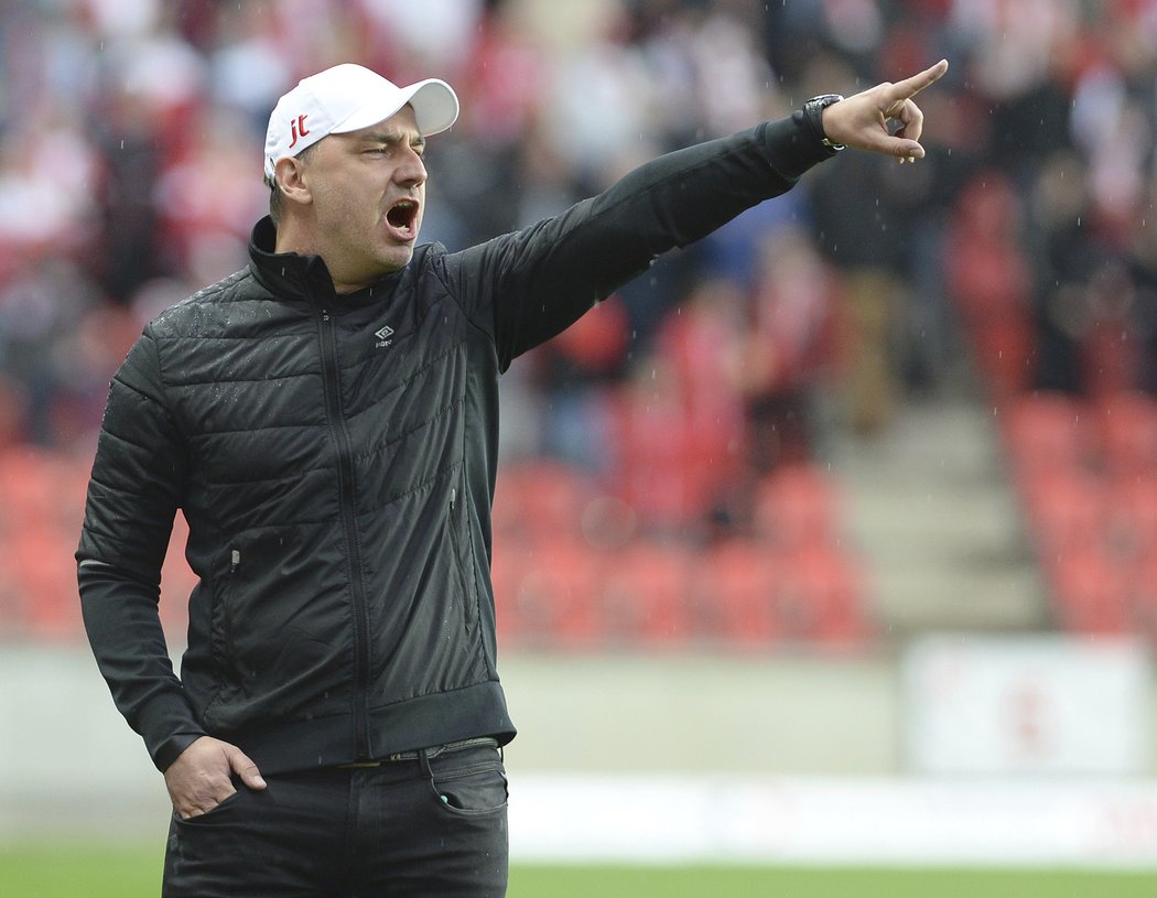 Trenér Slavie Jindřich Trpišovský při utkání s Karvinou (3:2)