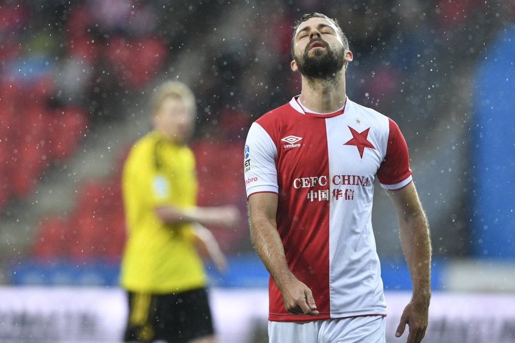 Záložník Slavie Josef Hušbauer při zápase s Karvinou