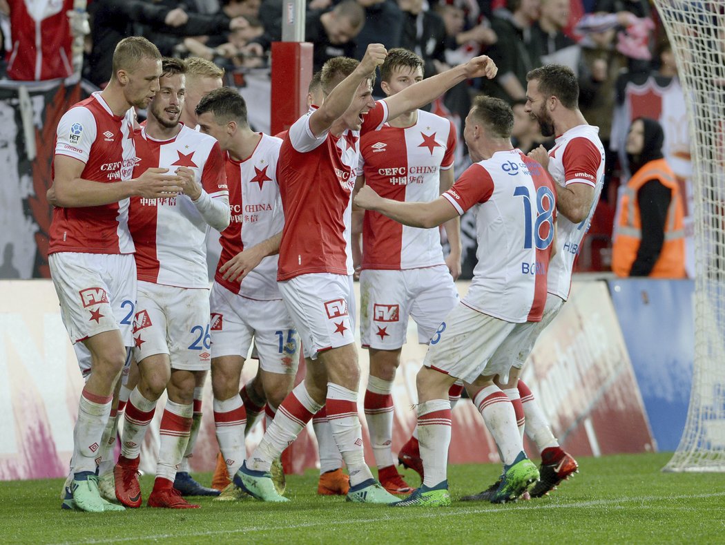 Radost fotbalistů Slavie po třetím gólu do slávistické sítě