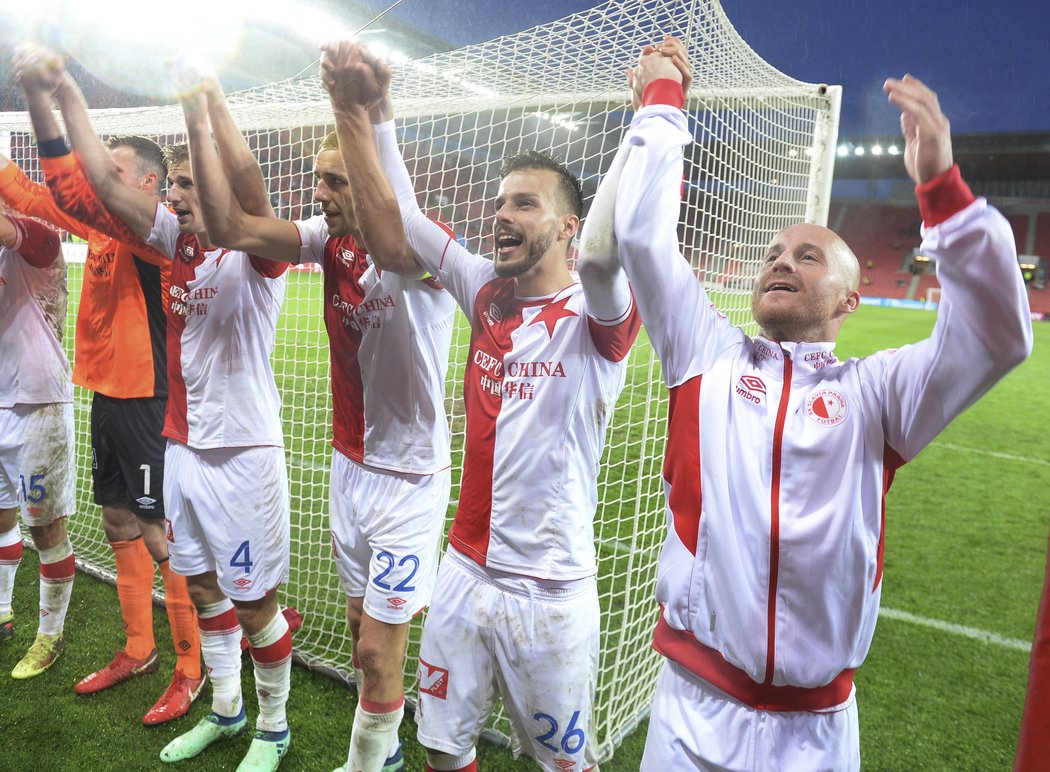 Děkovačka fotbalistů Slavie po vítězství nad Karvinou