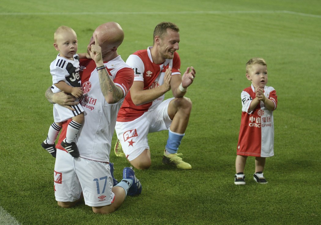 Fotbalisté Slavie si užívali vítěznou atmosféru i se svými dětmi