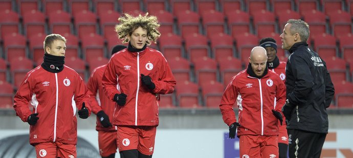 Obránce Alex Král trénuje před zápasem Slavie proti Genku