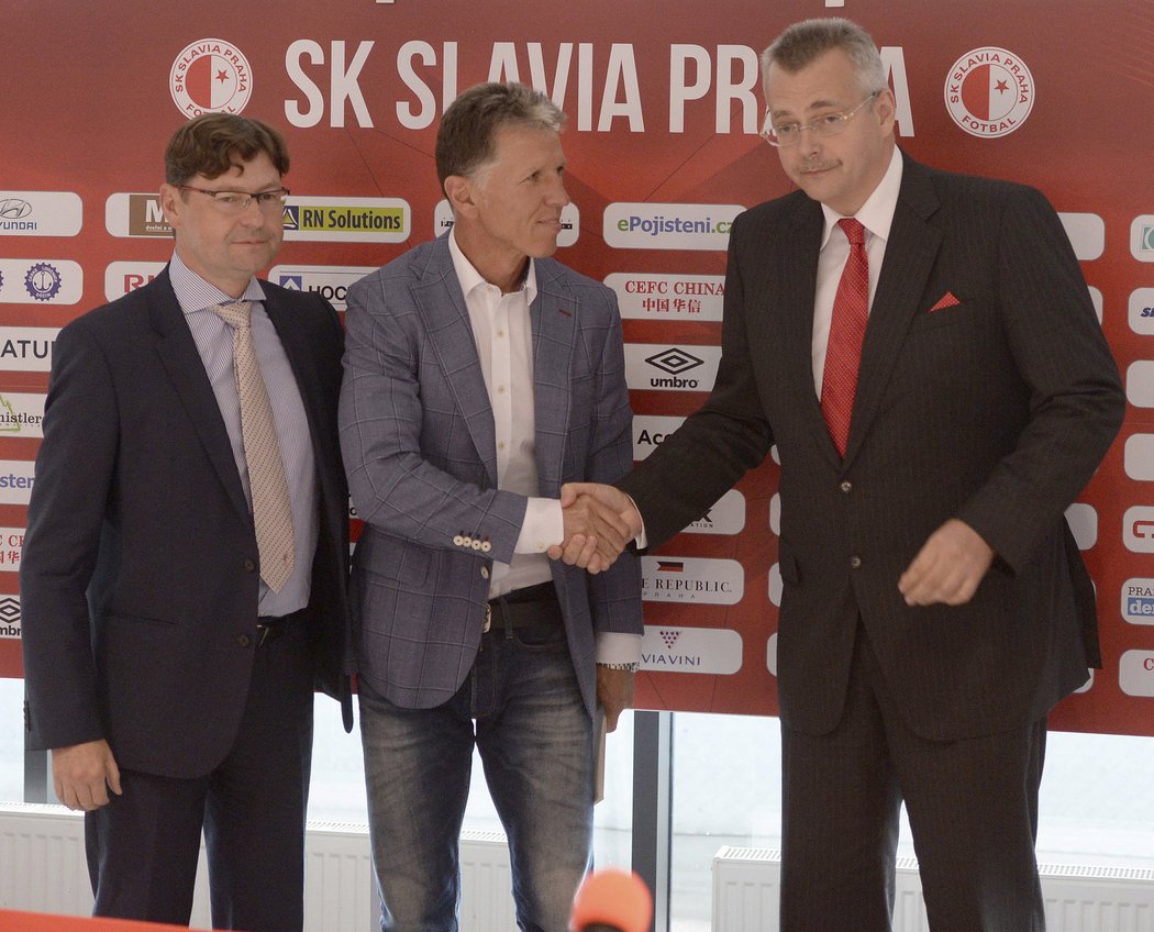 Ředitel Slavie Martin Krob s trenérem Jaroslavem Šilhavým a předsedou představenstva Jaroslavem Tvrdíkem