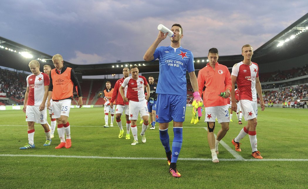 Fotbalisté Slavie jdou po výhře poděkovat fanouškům