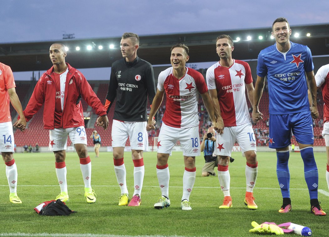 Děkovačka fotbalistů Slavie po výhře nad Levadií Tallinn 2:0