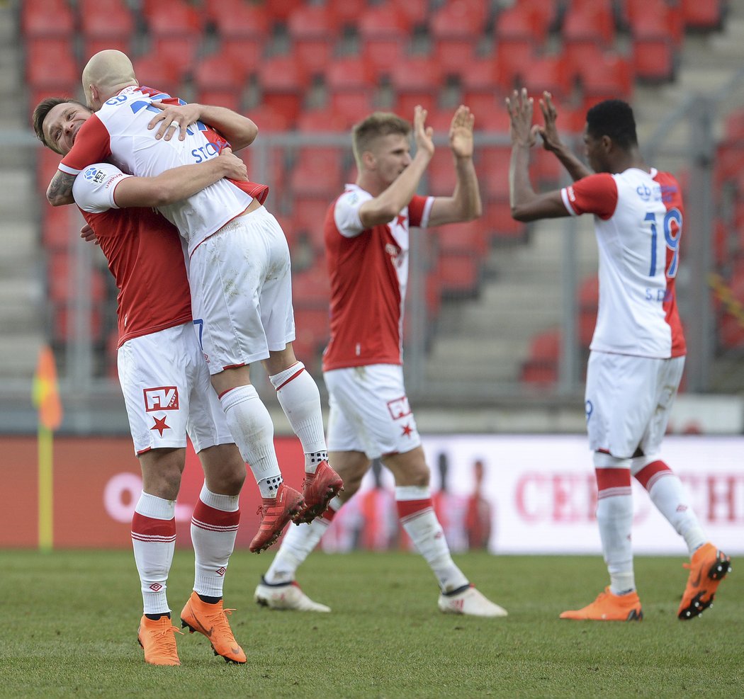 Radost fotbalistů Slavie po gólu na 2:1 proti Olomouci