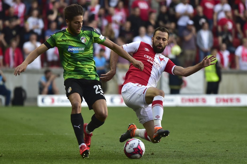 Aleš Čermák z Plzně unikal před záložníkem Slavie Josefem Hušbauerem