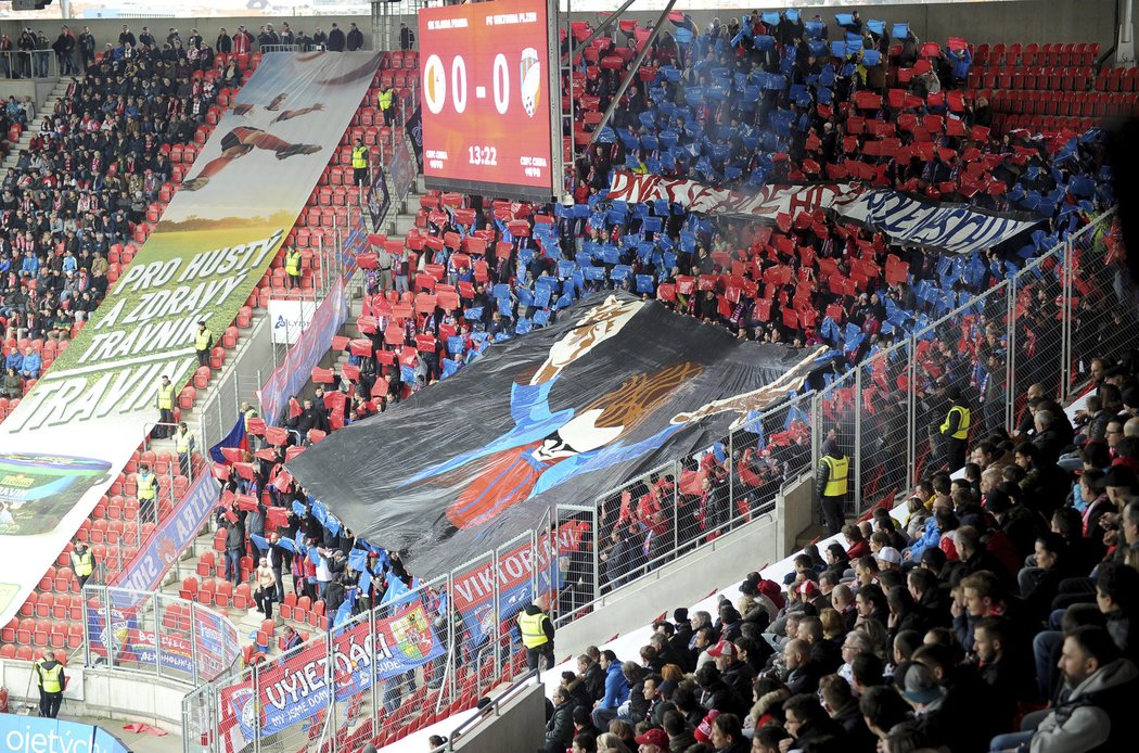 Plzeňští fanoušci a jejich choreo při zápase se Slavií