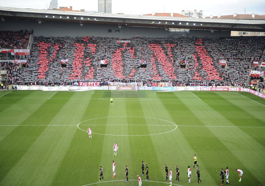 Věčná Slavia. Choreografie na stadionu při zápase s Plzní.