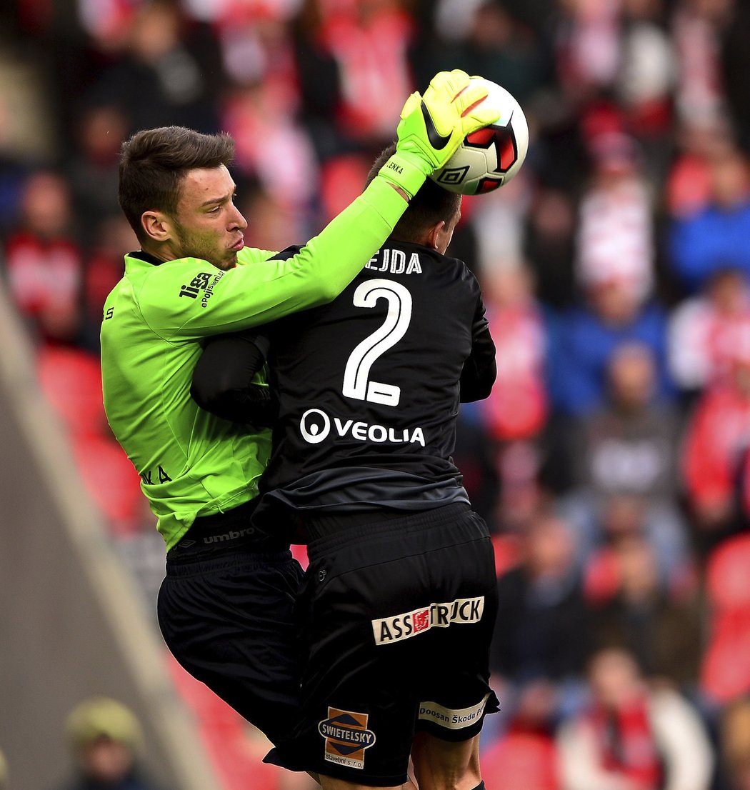 Ostrý vzdušný souboj mezi brankářem Slavie Jiřím Pavlenkou a obráncem Plzně Lukášem Hejdou