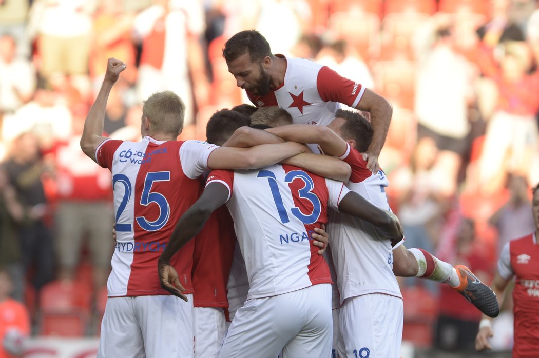 Fotbalisté Slavie oslavují gól v plzeňské síti