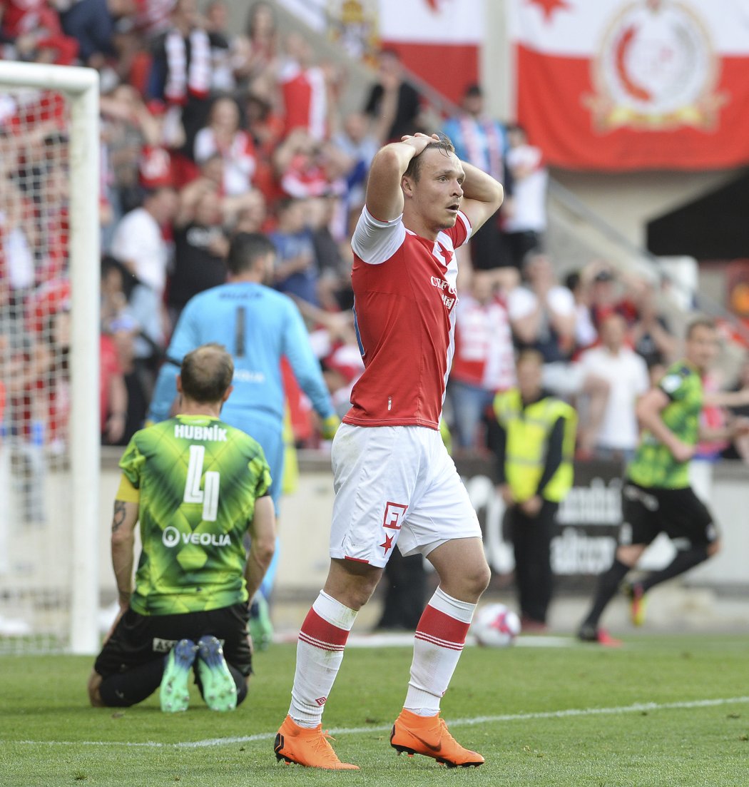 Útočník Slavie Stanislav Tecl se drží za hlavu