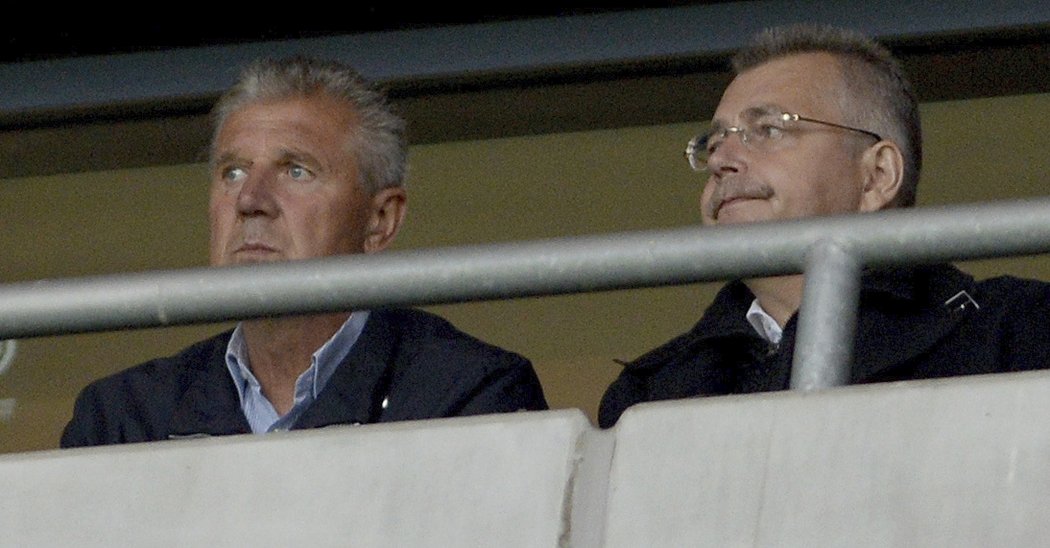Šéf komise rozhodčích Jozef Chovanec seděl při zápase na tribuně vedle předsedy představenstva Slavie Jaroslava Tvrdíka