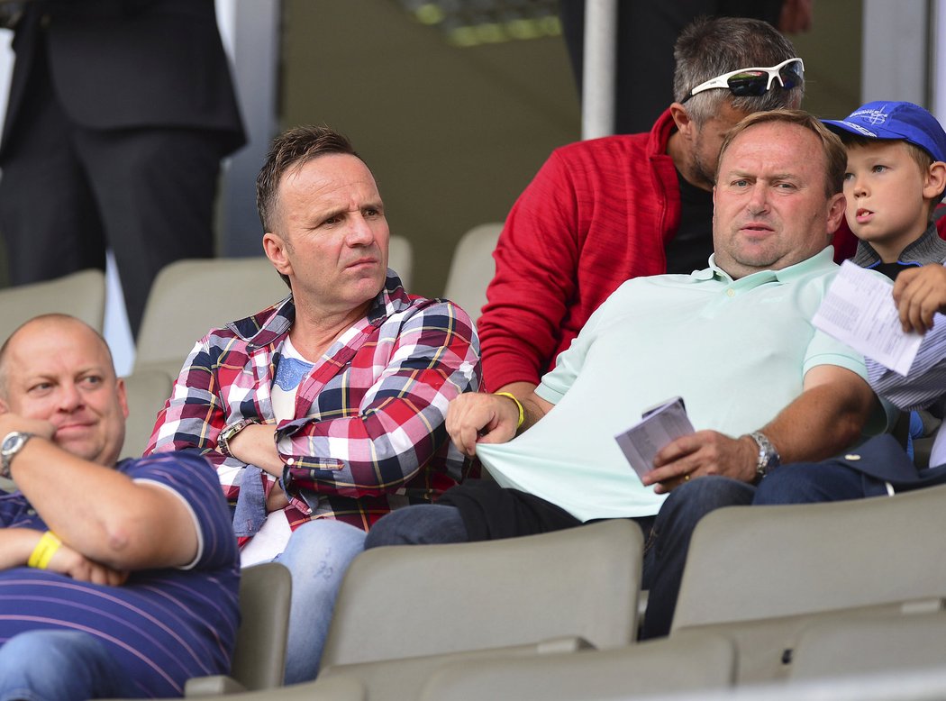 Trenér Karel Krejčí seděl při utkání na Slavii vedle příbramského sportovního ředitele Romana Rogoze