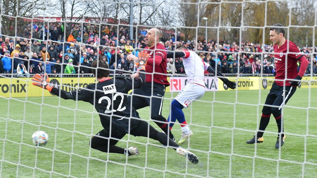 Ostrý zákrok na Jana Kollera v silvestrovském derby