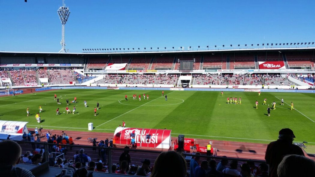 Pohled z hlavní strahovské tribuny před utkáním Slavie s Brnem