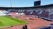 Pohled na strahovský stadion dvě hodiny před výkopem zápasu Slavie