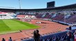 Pohled na strahovský stadion dvě hodiny před výkopem zápasu Slavie