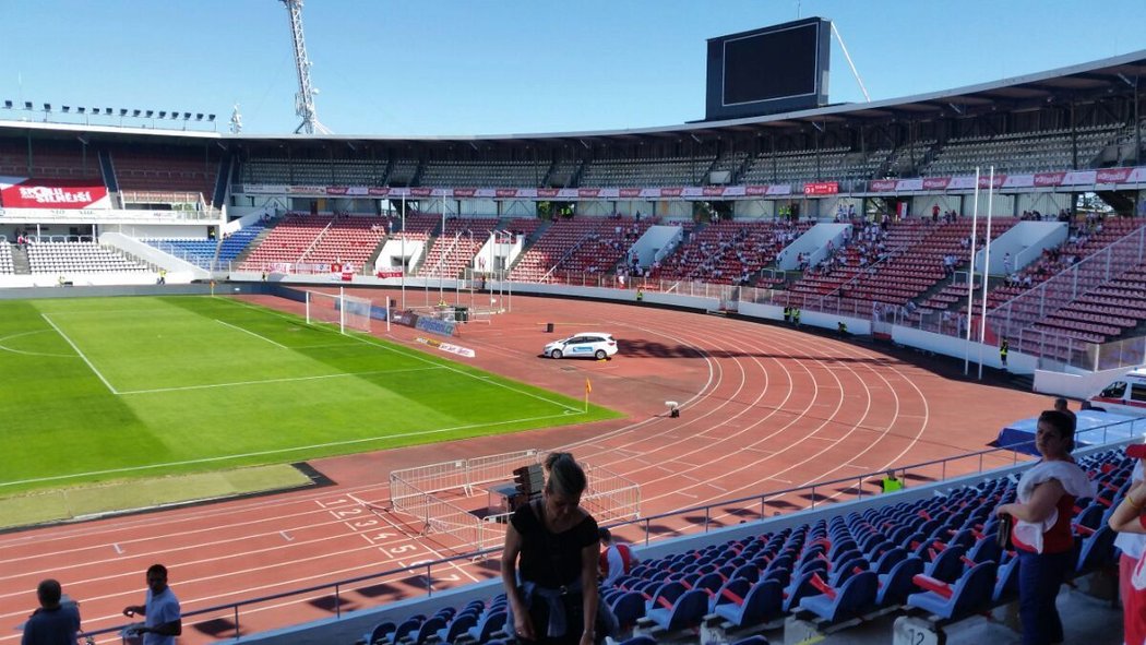 Pohled na strahovský stadion dvě hodiny před výkopem zápasu Slavie