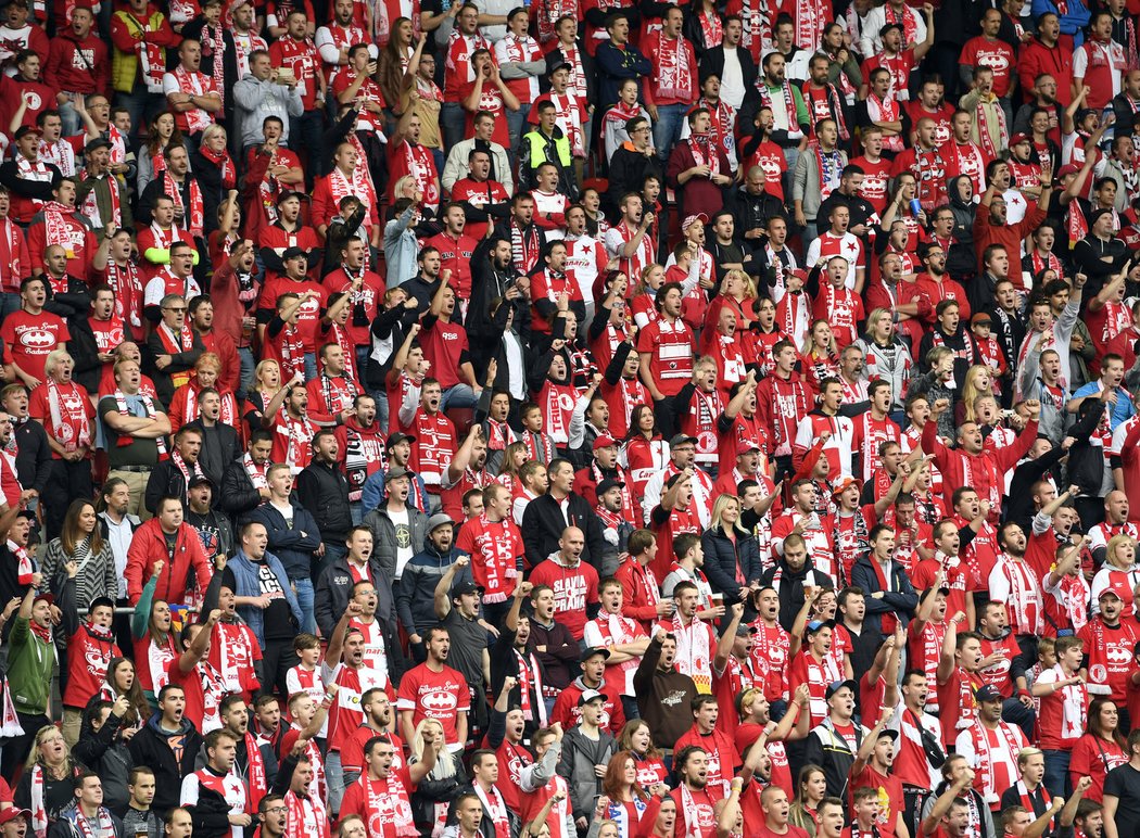 Nabitá Tribuna Sever v Edenu. Fanoušci na ní stojí.