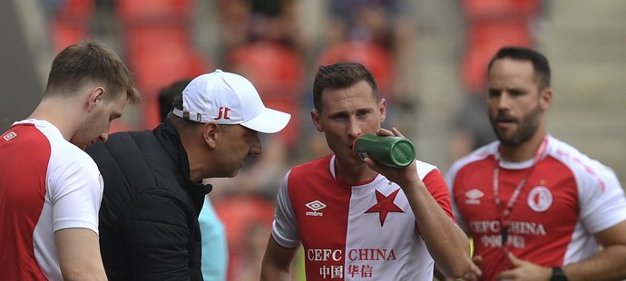 Trenér Slavie Jindřich Trpišovský hovoří s obráncem Janem Bořilem při remíze se Slováckem